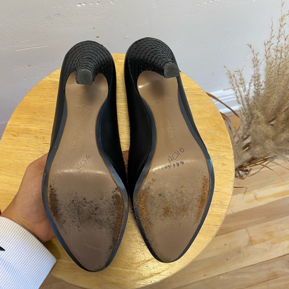 Ferragamo Black Leather Heels with Scallop details - Picture 8 of 10